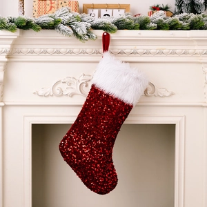 Vue détaillée de la chaussette de Noël à paillettes rouges et fausse fourrure blanche