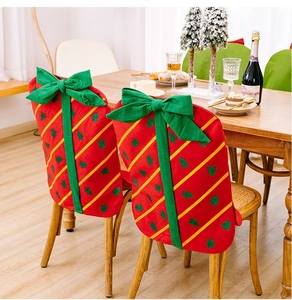 Dettaglio del coprisedia natalizio a forma di scatola regalo rossa con fiocco verde e decori