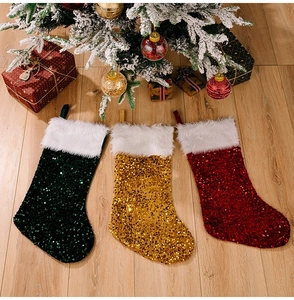 Lot de trois chaussettes de Noël à paillettes rouges, vertes et dorées avec bordure en peluche