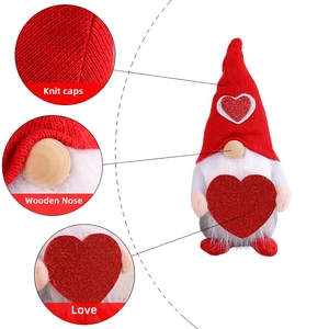Gnome de la Saint Valentin avec bonnet en tricot rouge et décoration de nez en bois