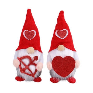 Ensemble de gnomes de la Saint-Valentin avec chapeaux en tricot et arc Cupidon