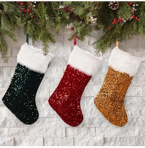Trois chaussettes de Noël à paillettes rouge, or et vert avec bordure en fausse fourrure