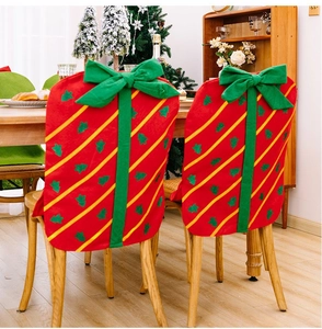 Dettaglio dei coprisedia natalizi rossi con fiocchi verdi e motivi festivi