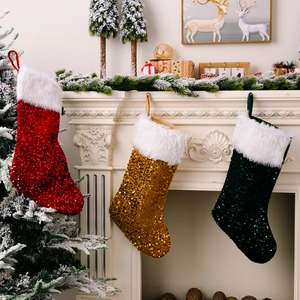 Trois chaussettes de Noël à paillettes rouge, or et vert avec bordure en fourrure