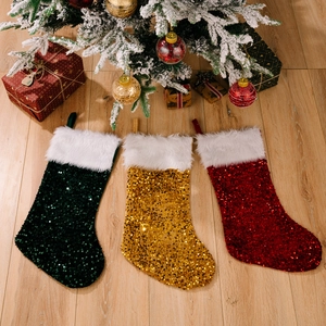 Lot de trois chaussettes de Noël à paillettes avec bordure en fourrure rouge vert or