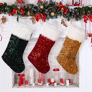 Lot de trois chaussettes de Noël à paillettes rouges, vertes et dorées avec bordure en fourrure