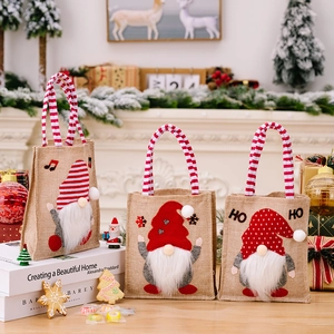 Tres bolsas navideñas de arpillera con gnomos 3D y asas de rayas rojas y blancas