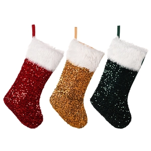 Lot de trois chaussettes de Noël à paillettes avec bordure en fausse fourrure blanche et rouge