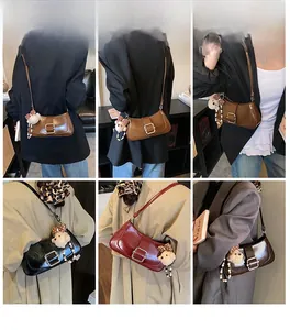 Vues détaillées de sacs à bandoulière avec boucles métalliques et charmants oursons
