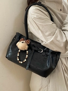 Borsa sottobraccio retrò in pelle nera con trama lucida e ciondolo orsetto carino