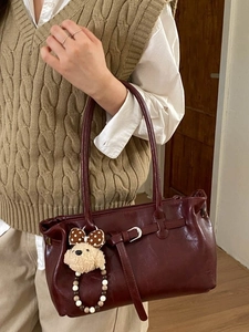 Borsa a spalla retrò in pelle bordeaux da donna con ciondolo a forma di cucciolo e fibbia