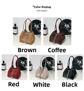 Muestra de colores de cinco bolsos de mano tejidos en marrón, café, rojo, blanco y negro