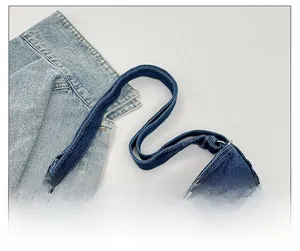 Detailansicht des verstellbaren Riemens und der Kontrastnähte dieser Denim-Hobo-Tasche