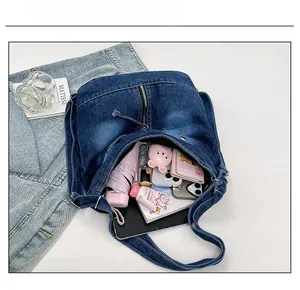 Detailansicht der Denim-Tasche mit Innenraum für Tablet und Regenschirm im Alltagstest
