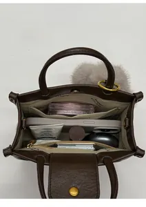 Vue de dessus de l'intérieur spacieux d'un sac cabas en cuir marron avec poches