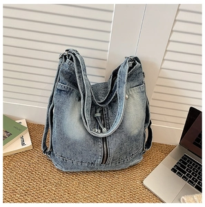 Detailansicht der Vintage-Jeanstasche mit Reißverschlüssen auf einer Webmatte