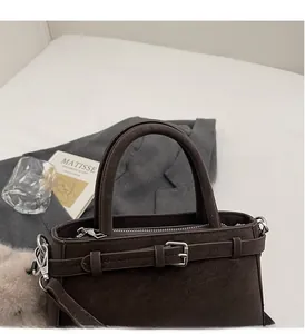 Detailansicht der braunen Ledertasche mit strukturiertem Finish und silbernem Reißverschluss