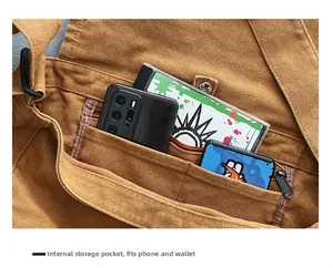Detalle del bolsillo interior con espacio para el móvil y la cartera en el bolso