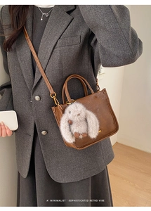 Sac fourre-tout en cuir rétro marron avec pendentif lapin et blazer gris chic