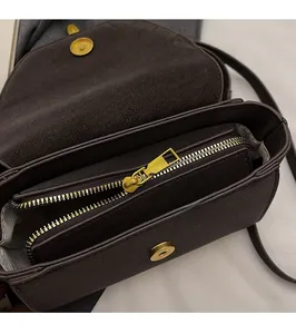 Detailansicht des dunkelbraunen Tascheninnenfachs mit Reißverschluss und Magnetverschluss