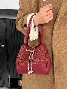 Sac seau rouge foncé avec texture tressée et cordon de serrage orné de perles chic