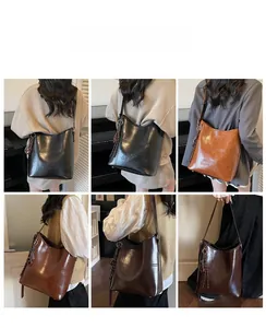 Detailansicht der stilvollen Vintage-Eimertasche in verschiedenen Farben aus strukturiertem Kunstleder