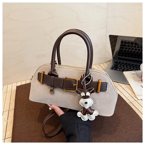 Retro schelp handtas in grijs suède met bruine leren riemen en een schnauzer hanger detail