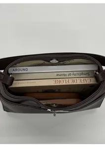 Vue de dessus du sac seau en cuir grainé marron foncé montrant un intérieur spacieux doublé