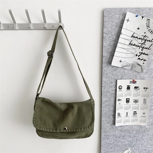Bolso bandolera minimalista de lona verde oliva con correa ajustable y solapa