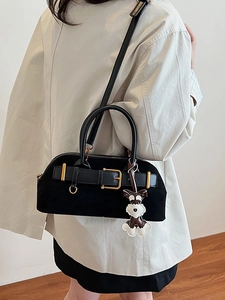 Vintage zwarte suède-look handtas met schattige schnauzer hanger en goudkleurige gesp