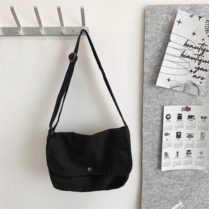 Bolso bandolera minimalista de lona negra con solapa y correa ajustable para mujer