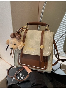 Vintage groene canvas mini-rugzak met bruine lederen bies en een schattige berenhanger