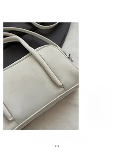 Dettaglio della borsa bowling off-white con una finitura unica in ecopelle a texture screpolata