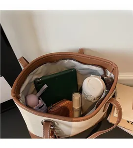 Bovenaanzicht van de ruime binnenkant van de canvas shopper met diverse accessoires