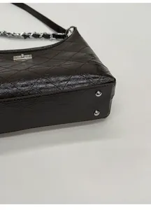 Vue détaillée du fond élargi avec clous de protection en métal sur le sac en cuir matelassé