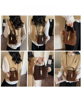 Détails du sac seau en cuir mat marron avec pendentif ours et fermoir en métal doré