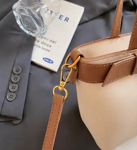 Détails des ferrures en métal doré et des coutures sur un sac seau vintage chic