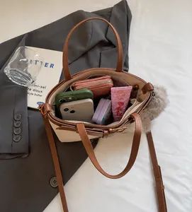 Vue de dessus de l'intérieur du sac seau bicolore montrant l'espace pour téléphone et portefeuille