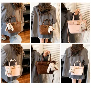 Détails du sac seau rétro en cuir marron et rose avec breloque lapin mignon