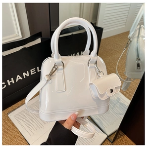 Bolso tipo domo blanco brillante con mini monedero a juego y detalles metálicos plata