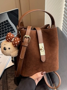 Sac Seau Vintage en Cuir PU Dépoli Pour Femmes Avec Fermoir en Métal et Breloque Ours en Peluche Sac à Bandoulière Pour Usage Quotidien