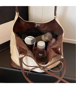 Ruime binnenkant van een contrastrijke shopper met grote capaciteit voor diverse spullen