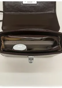 Vertikale Ansicht der braunen Ledertasche mit Innenkapazität und Metallschnalle