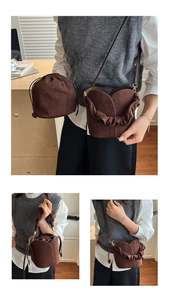 Dettaglio borsa a secchiello in camoscio marrone scuro con design a tulipano e pochette