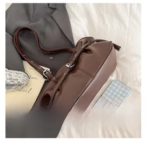 Detailansicht der dunkelbraunen Kunstleder-Tote Bag mit silberner Schnalle am Schultergurt