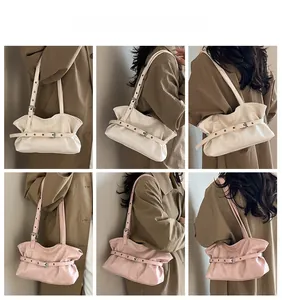 Detaillierte Ansichten gefalteter Umhängetaschen mit Schnallenriemen in Beige und Rosa