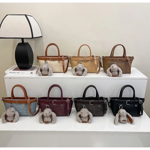 Sacs seaux pour femmes en sept couleurs avec d'adorables pendentifs lapin en peluche