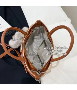 Détail intérieur d'un sac fourre-tout tissé beige avec fermeture éclair et doublure