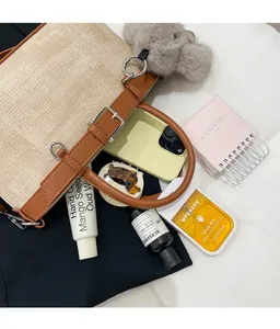 Gros plan d'un grand sac cabas tissé montrant l'intérieur avec des objets du quotidien