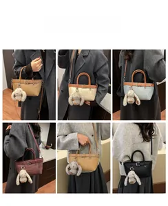 Vues détaillées de sacs seaux en six couleurs avec breloques lapin en peluche